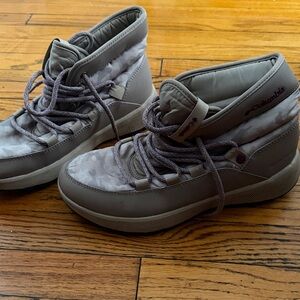 Columbia Women's Gray Camouflage Winter Boots size 9
